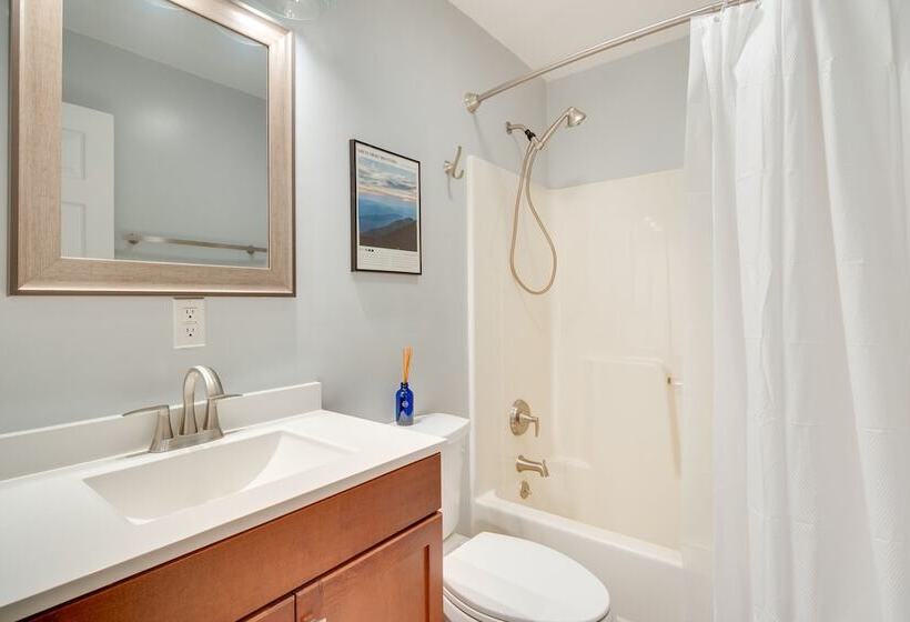 Blue Ridge Mountain Retreat: Deck & Sunroom!