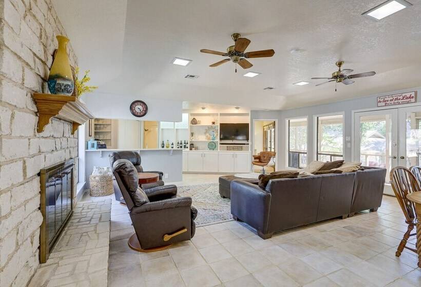 Deck + Cliffside Belton Lake Views: Temple Retreat