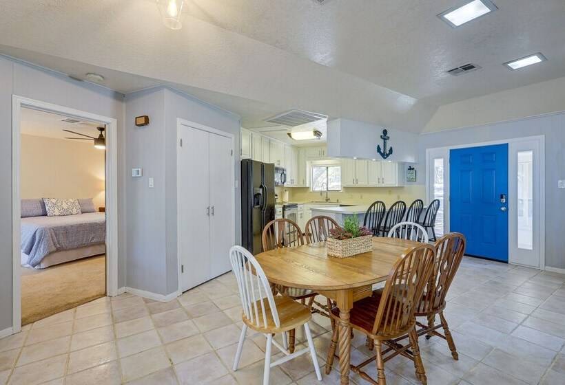 Deck + Cliffside Belton Lake Views: Temple Retreat