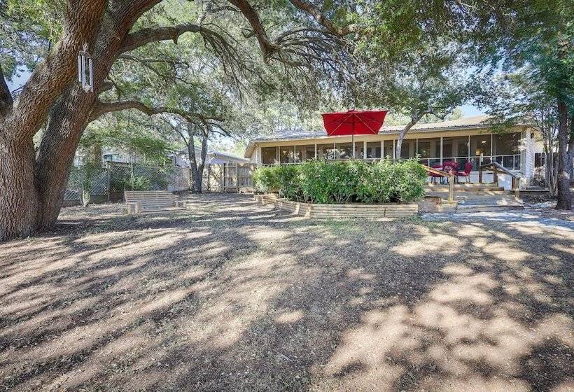 Deck + Cliffside Belton Lake Views: Temple Retreat