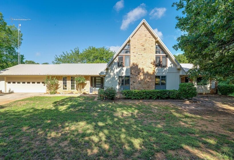 Texas Retreat W/ Deck, Grill & Spacious Yard!