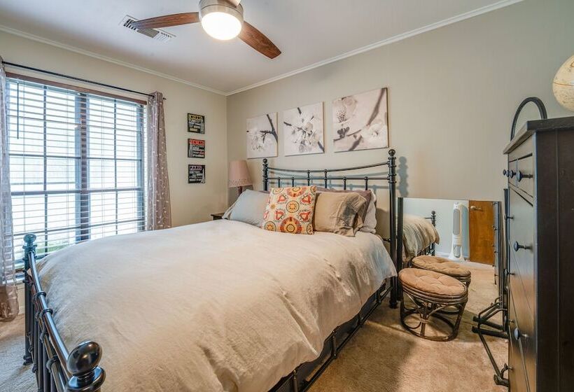 Texas Retreat W/ Deck, Grill & Spacious Yard!