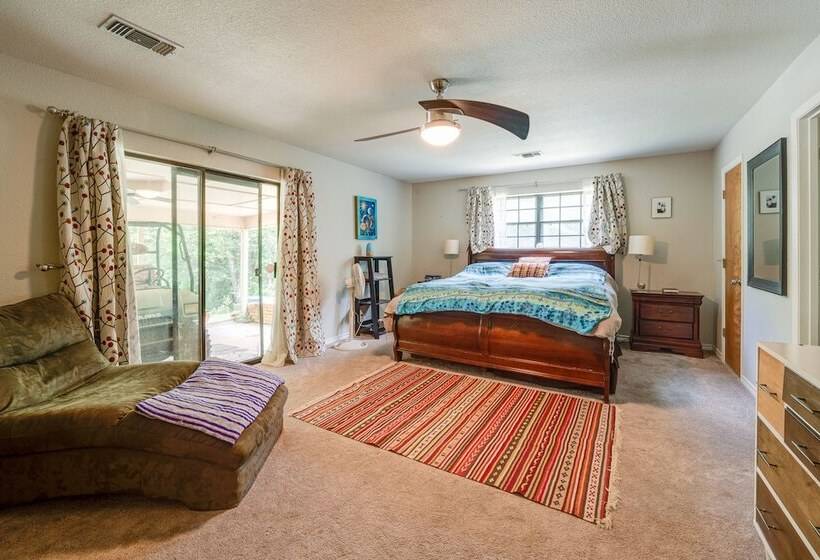 Texas Retreat W/ Deck, Grill & Spacious Yard!