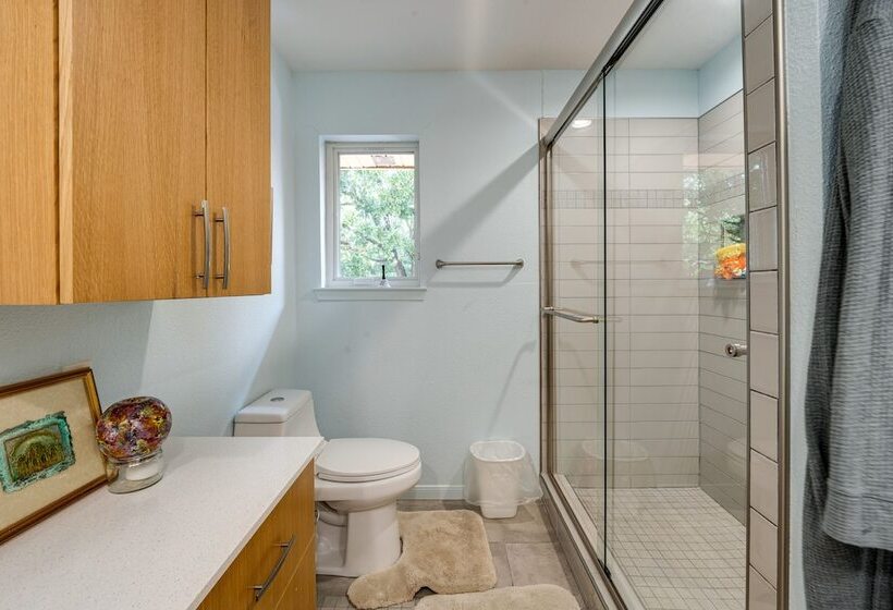 Texas Retreat W/ Deck, Grill & Spacious Yard!