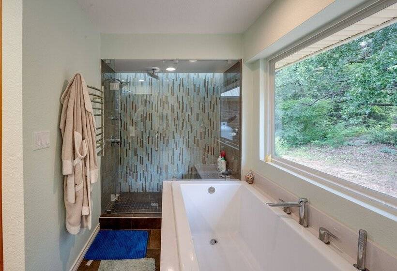 Texas Retreat W/ Deck, Grill & Spacious Yard!