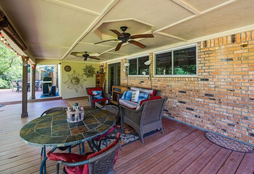 Texas Retreat W/ Deck, Grill & Spacious Yard!