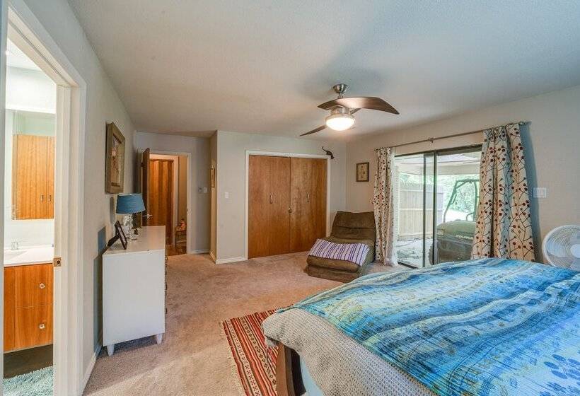 Texas Retreat W/ Deck, Grill & Spacious Yard!