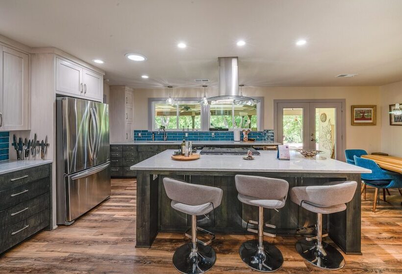 Texas Retreat W/ Deck, Grill & Spacious Yard!