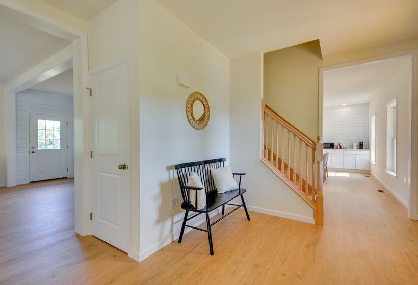 Timeless Hillsville Farmhouse: Blue Ridge Parkway!