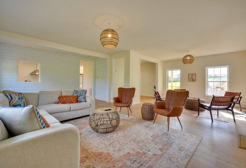 Timeless Hillsville Farmhouse: Blue Ridge Parkway!