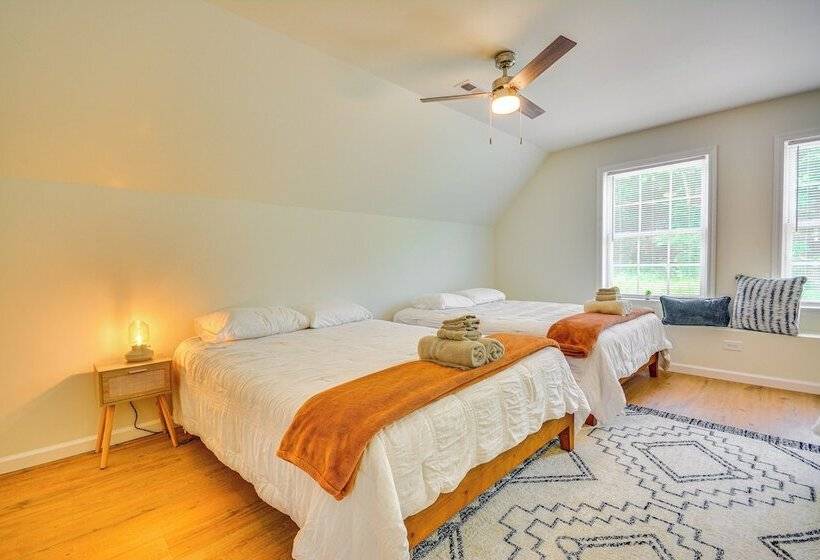 Timeless Hillsville Farmhouse: Blue Ridge Parkway!