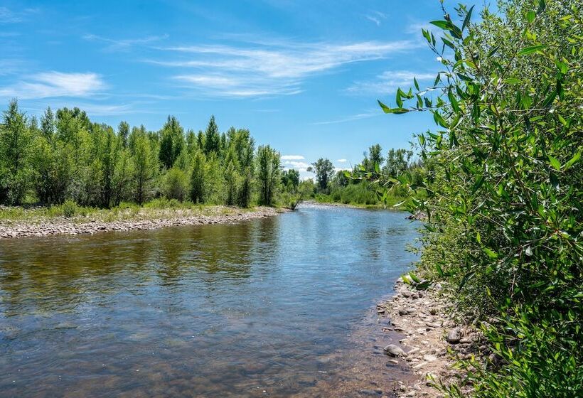 Tranquil Wyoming Cabin Near Uintas   105 Acres!