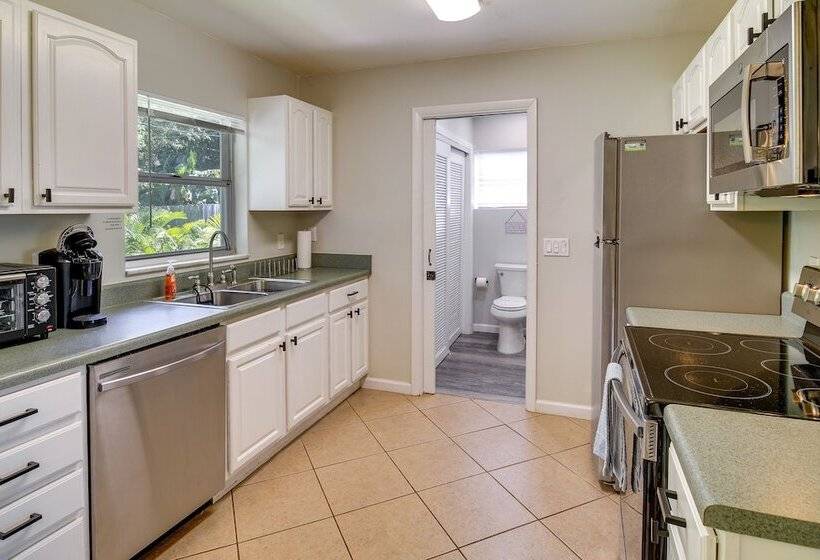 Dog Friendly Vero Beach Retreat W/ Porch & Grill!