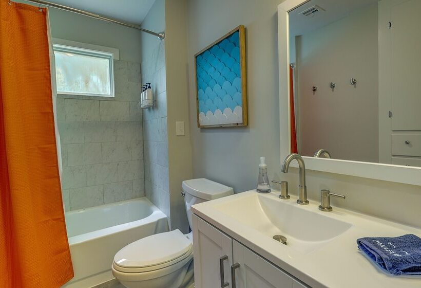 Vibrant Fayetteville Home   Walk Downtown!