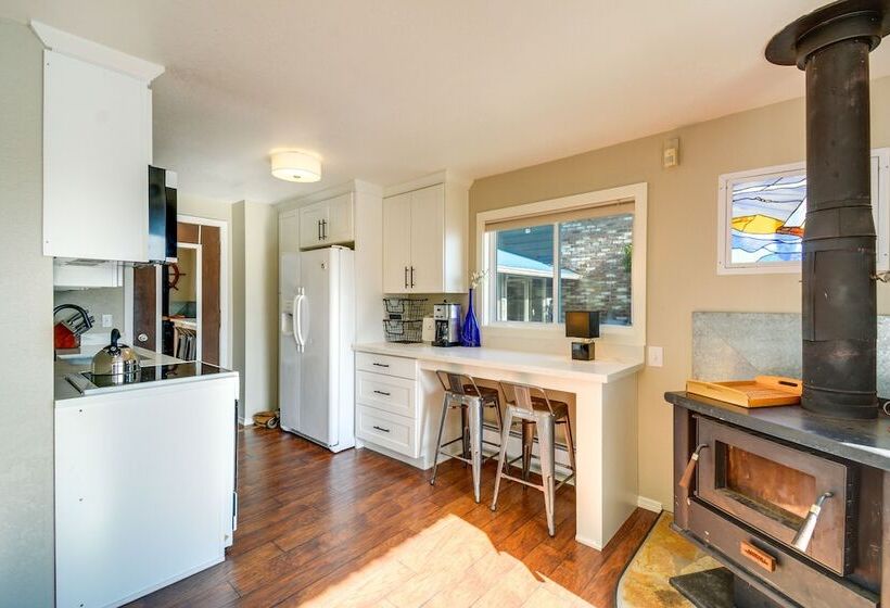 Waterfront Allyn Retreat W/ Guest House & Beach!