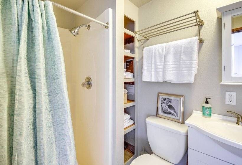 Waterfront Allyn Retreat W/ Guest House & Beach!