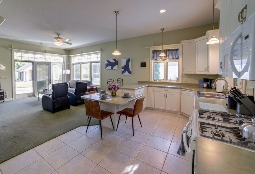 Waterfront Jackson Mansion: Patio, Grill, Dock!