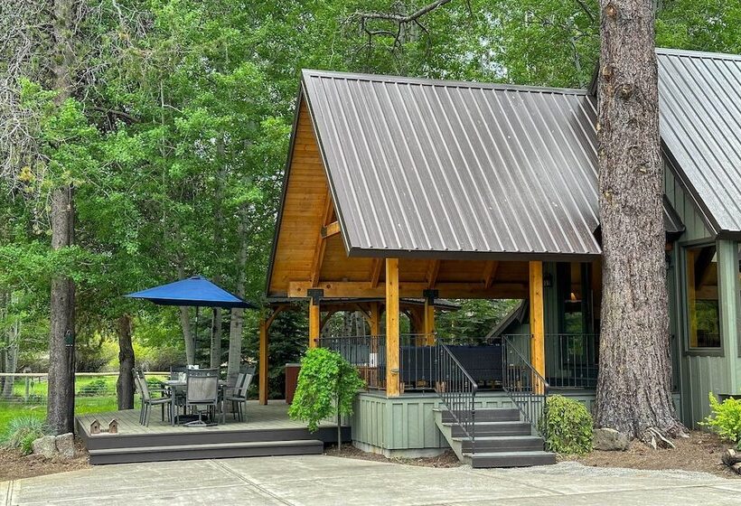 Waterfront Home W/ Hot Tub & Fire Pit In Sunriver!