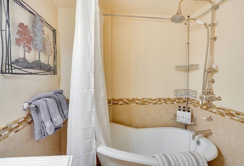 Waterfront Home W/ Hot Tub & Fire Pit In Sunriver!