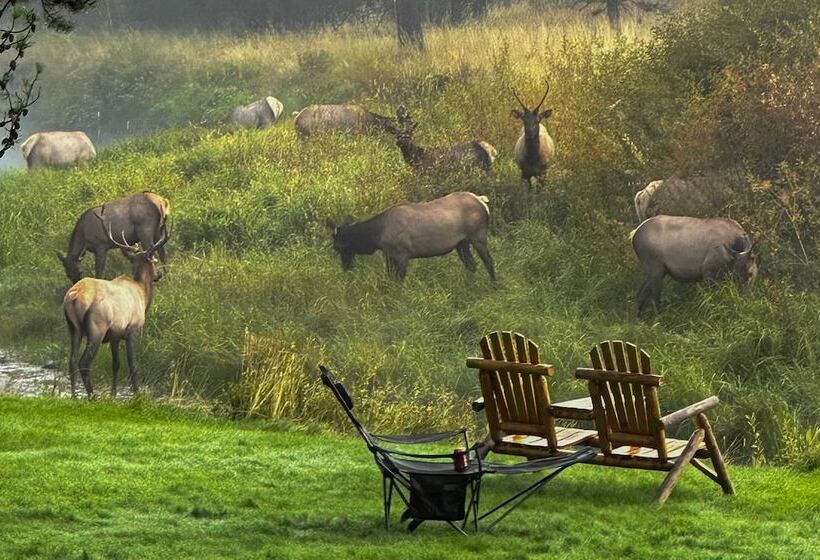 Waterfront Home W/ Hot Tub & Fire Pit In Sunriver!