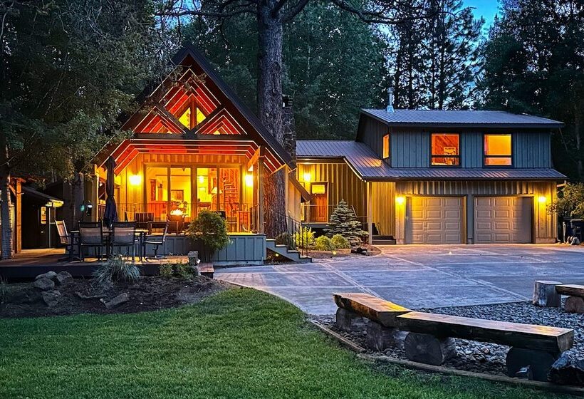 Waterfront Home W/ Hot Tub & Fire Pit In Sunriver!