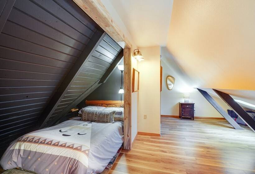 Waterfront Home W/ Hot Tub & Fire Pit In Sunriver!