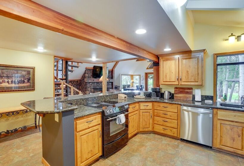 Waterfront Home W/ Hot Tub & Fire Pit In Sunriver!