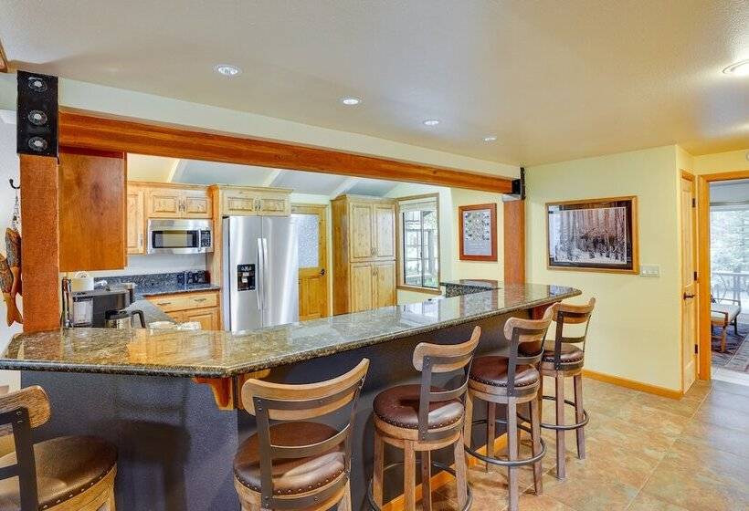 Waterfront Home W/ Hot Tub & Fire Pit In Sunriver!
