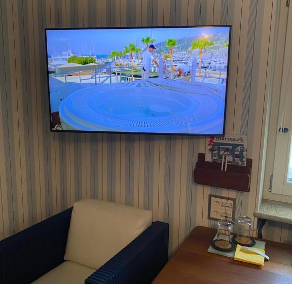 هتل Yachtsport Resort Lago Maggiore