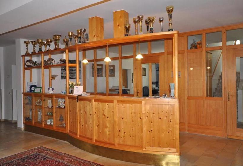 Отель Knaller Möd