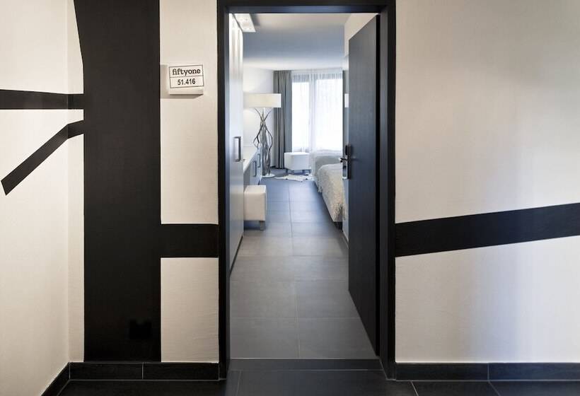 בית מלון כפרי Morosani Fiftyone   The Room Only