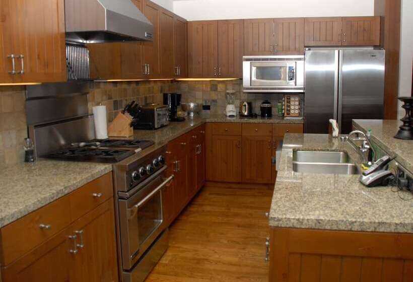 Bachelor Gulch Village