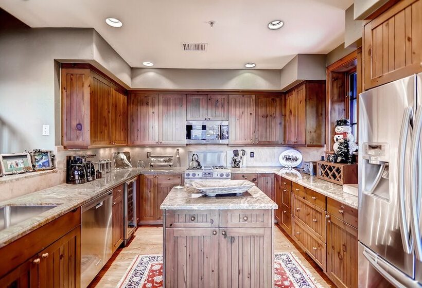 Bachelor Gulch Village