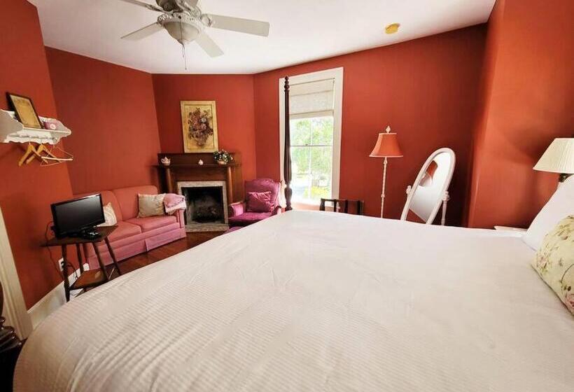 تختخواب و صبحانه Briar Rose Room At Camellia Rose Inn Downtown