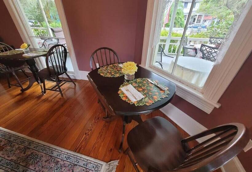 تختخواب و صبحانه Briar Rose Room At Camellia Rose Inn Downtown