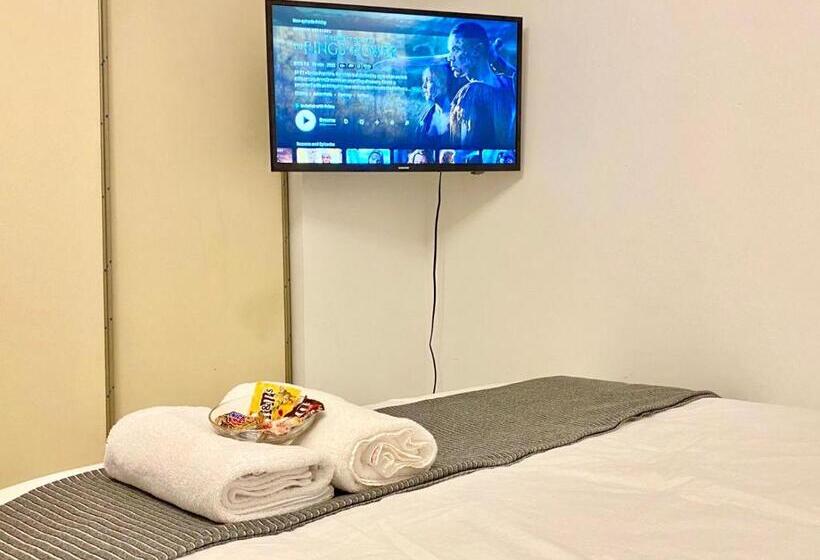 Toronto Bed & Breakfast   Free Parking, Subway Access