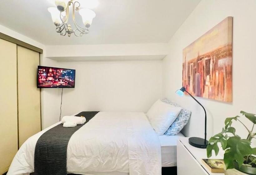 Toronto Bed & Breakfast   Free Parking, Subway Access