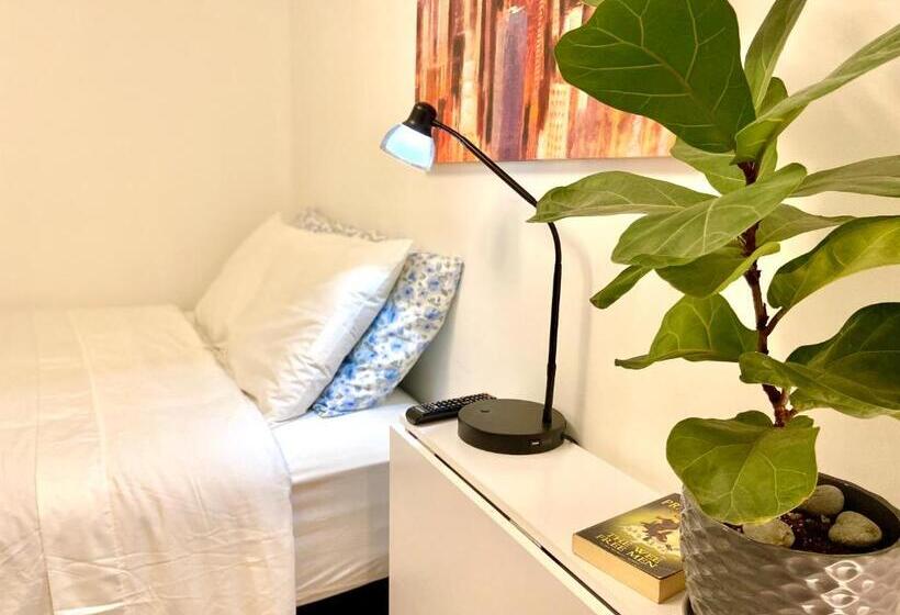 Toronto Bed & Breakfast   Free Parking, Subway Access