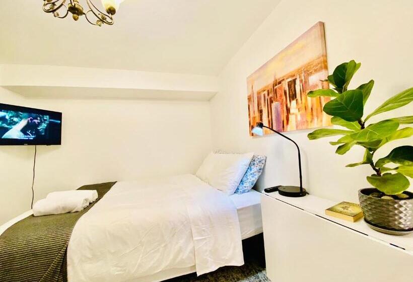 Toronto Bed & Breakfast   Free Parking, Subway Access