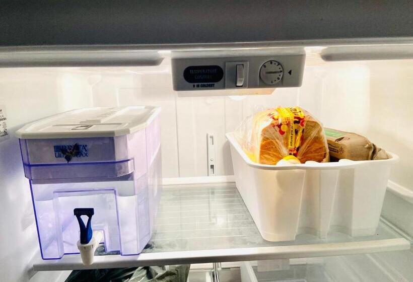 Toronto Bed & Breakfast   Free Parking, Subway Access