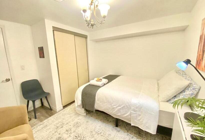 Toronto Bed & Breakfast   Free Parking, Subway Access