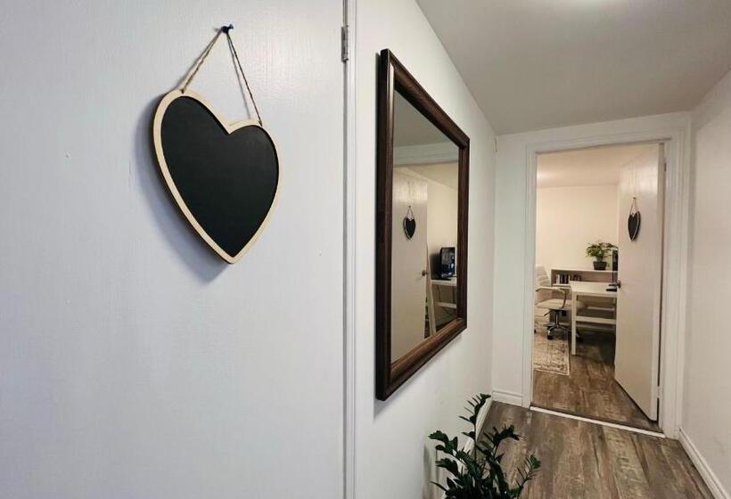 Toronto Bed & Breakfast   Free Parking, Subway Access