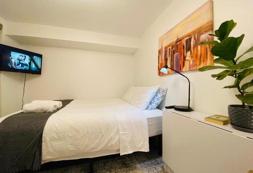 Toronto Bed & Breakfast   Free Parking, Subway Access