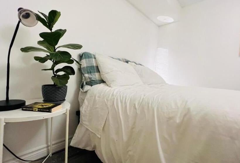 Toronto Bed & Breakfast   Free Parking, Subway Access