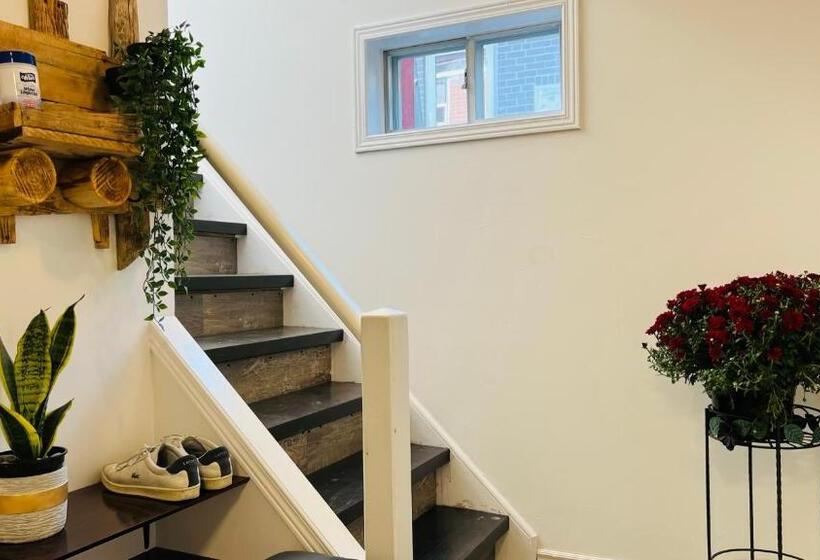 Toronto Bed & Breakfast   Free Parking, Subway Access