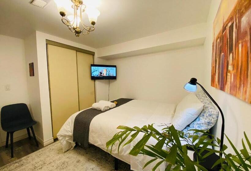 Toronto Bed & Breakfast   Free Parking, Subway Access