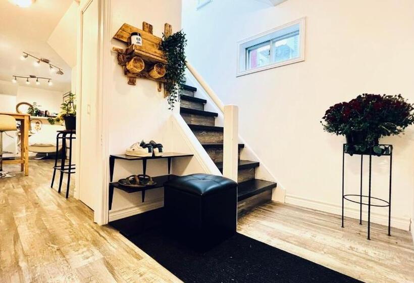 Toronto Bed & Breakfast   Free Parking, Subway Access