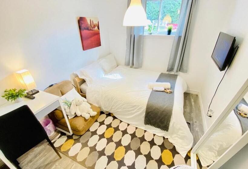 Toronto Bed & Breakfast   Free Parking, Subway Access