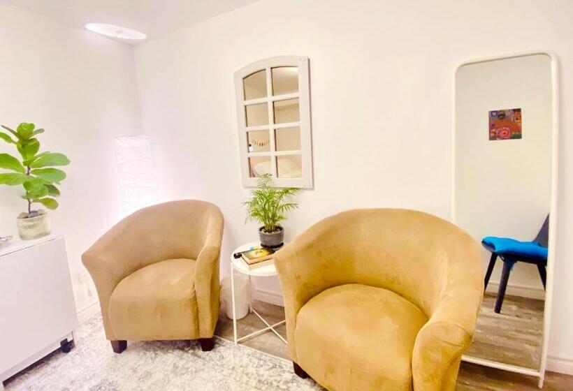 Toronto Bed & Breakfast   Free Parking, Subway Access