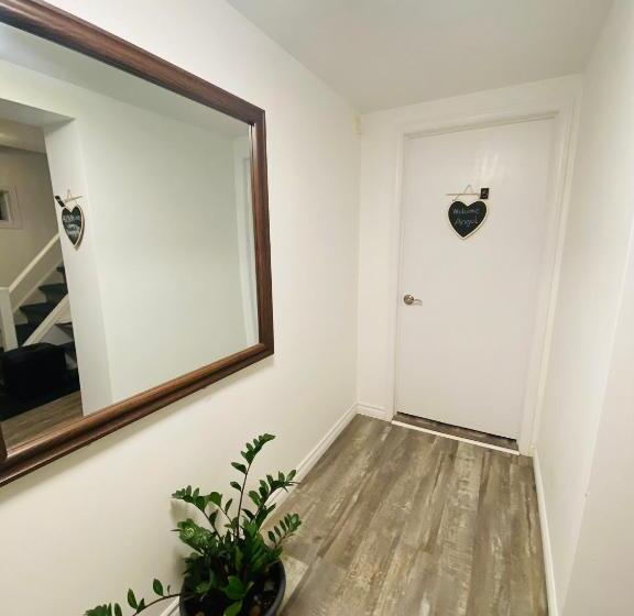 Toronto Bed & Breakfast   Free Parking, Subway Access